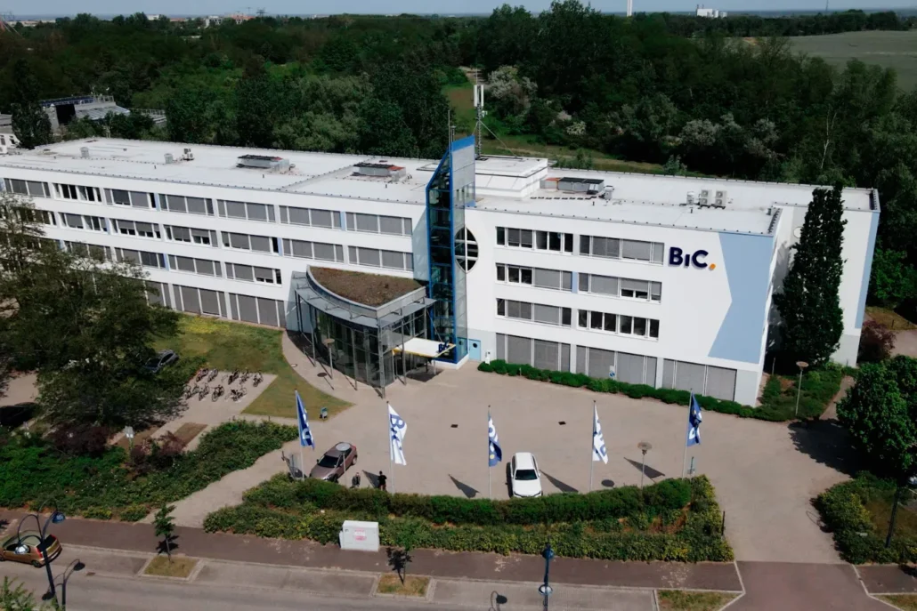 Außenansicht auf das Bürogebäude BIC in Frankfurt (Oder), dem Sitz von FiANTEC Provisionslösungen, Ausschnitt aus dem Imagefilm
