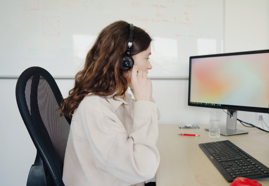 FiANTEC Support-Mitarbeiterin mit Headset