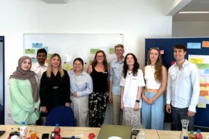 Gruppenfoto mit Mitarbeitenden von FiANTEC und Studierenden beim Kreativitätsworkshop der Europa-Universität Viadrina bei FiANTEC