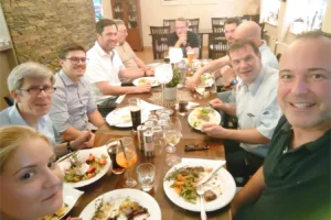 Gruppenfoto von Mitarbeitenden von DELA Lebensversicherungen und FiANTEC beim Abendessen nach einem Arbeitstreffen in Frankfurt (Oder)