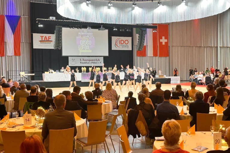 Tänzerinnen bei Wirtschaft trifft Sport Veranstaltung in Messehalle Frankfurt (Oder)